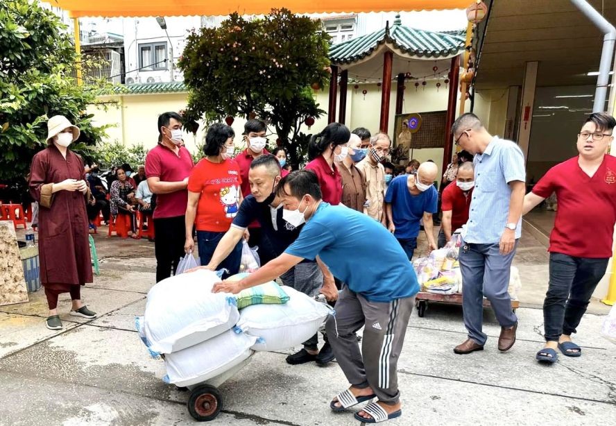 大家为派发礼物分工合作。（图片：妙法寺）