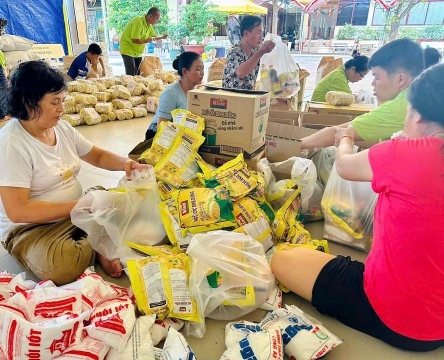 大家准备包装礼物。（图片：妙法寺）