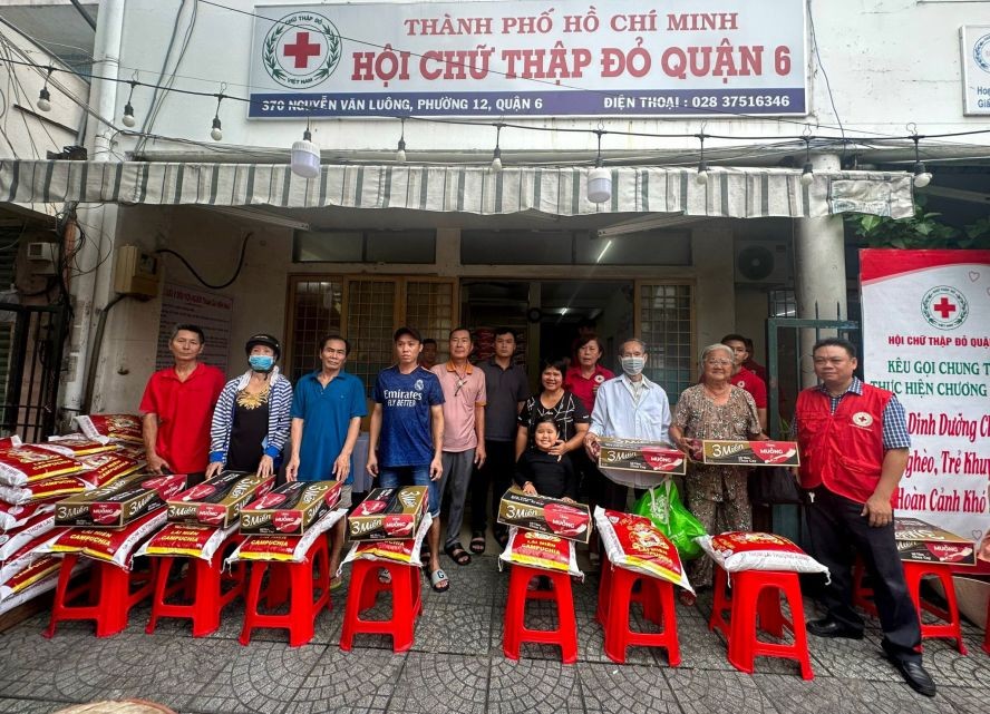 派发场面一瞥。