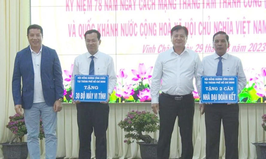 旅堤珠洋同乡会送电脑和大团结屋