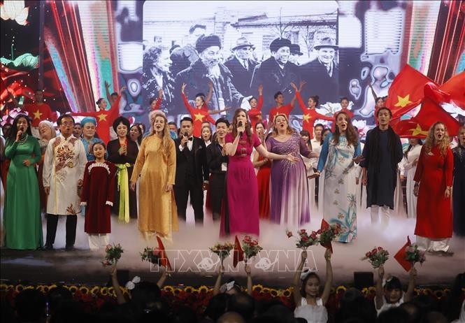 庆祝国庆节的文艺演出。图自越通社