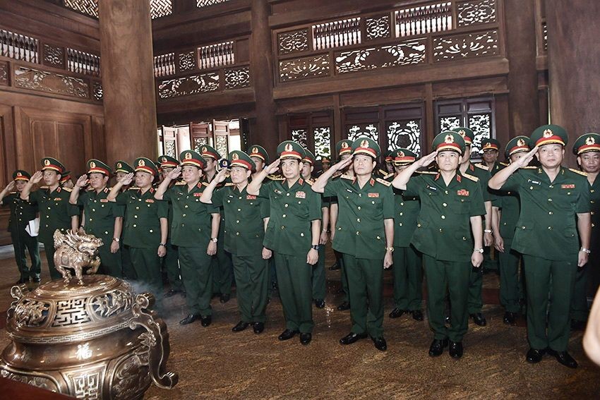 潘文江大将上香缅怀胡志明主席