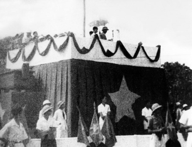 1945年9月2日,胡志明主席代表临时政府在河内巴亭广场宣读《独立宣言》。 (资料图)