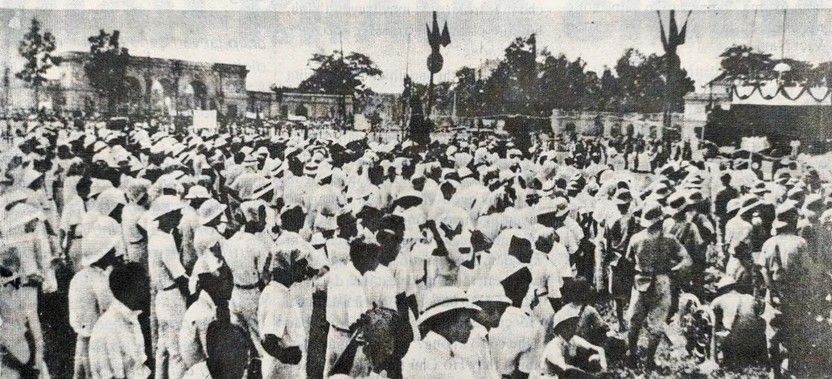 广大民众集中在巴亭广场聆听胡志明主席宣读《独立宣言》。 （资料图）