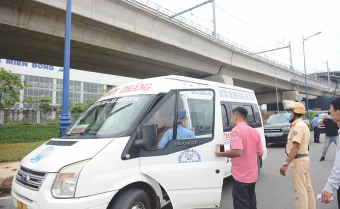 交警处罚违规客车。(图:孟玲)