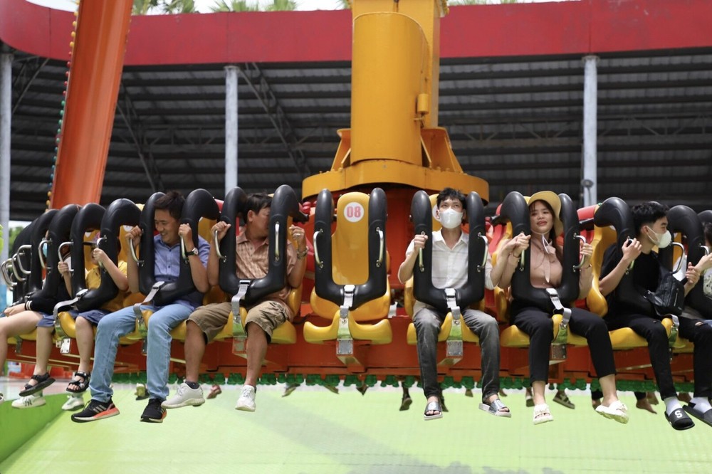 众多游客参观冒险游戏