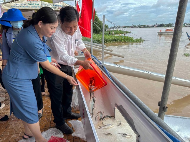 各位代表参加鱼苗投放活动。(图:景琦)