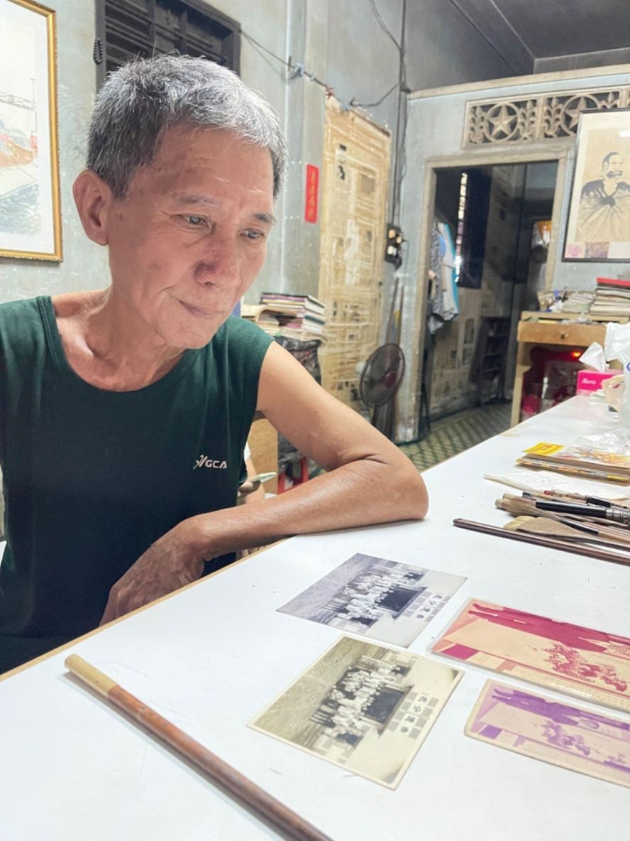 黄三源画家睹物思人，忘不了梁少航恩师的教诲。