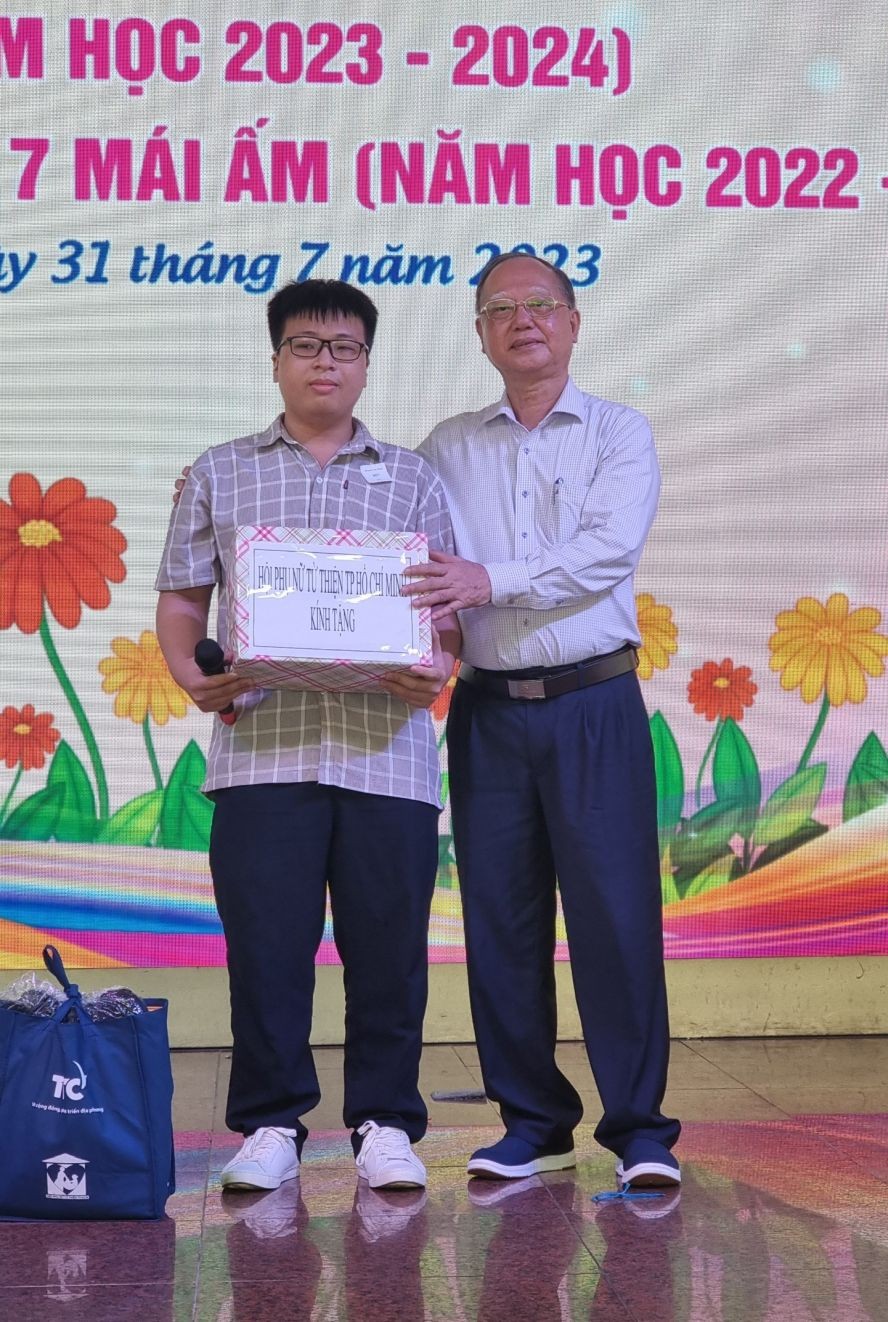 穗城会馆理事长卢耀南颁发助学金给阮海龙。 穗城会馆理事长卢耀南颁发助学金给阮海龙。