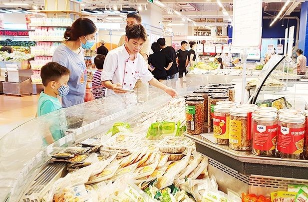 消费者在超市选购食品。(示意图:互联网)