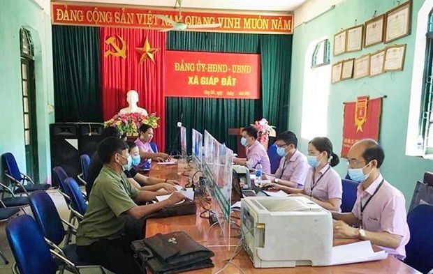 社会政策银行向劳动者提供贷款。(图:越通社)