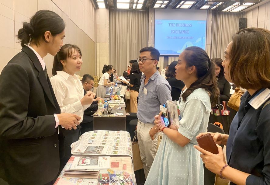 本市旅游业者了解台湾旅游餐品。