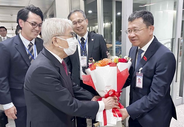 对外委员会主任武海河在内牌国际机场迎接日本参议院议长尾辻秀久。(图:越通社)