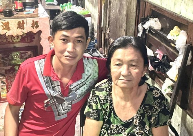陈志东与母亲林登。