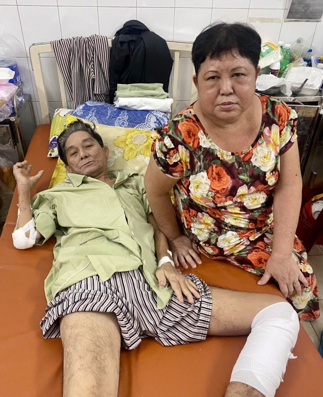 朱少华正在医院照顾曾志昌。