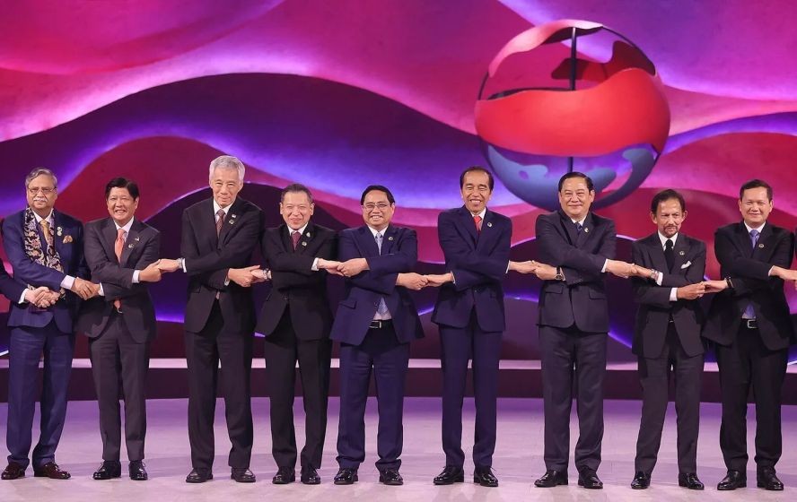 政府总理范明政和东盟国家领导、东盟秘书长出席开幕式。(图:越通社)