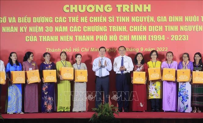 国家主席武文赏、市委书记阮文年表彰模范养育家庭。(图:越通社)