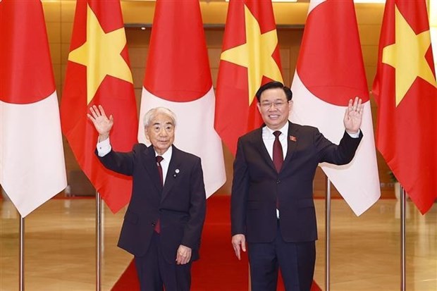 国会主席王廷惠(右)和日本参议院议长尾辻秀久。(图:越通社)