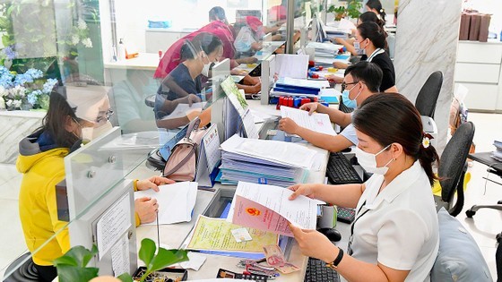 民众在第一郡人委会办理行政手续。