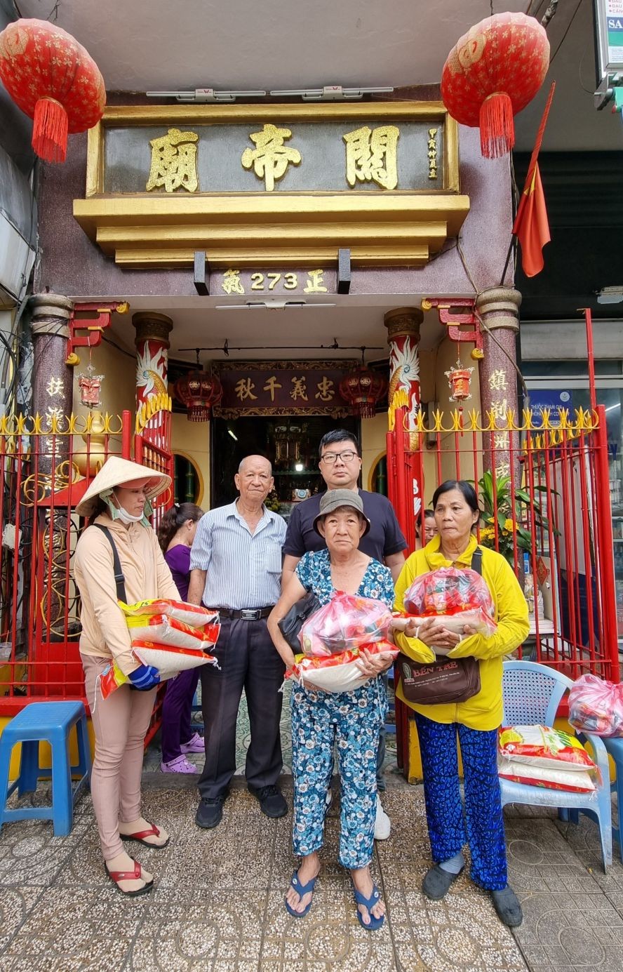 左闾关帝庙理事会向当地贫困者颁发盂兰节礼物。