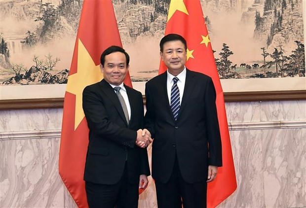 越南政府副总理、国家防治艾滋病和打击毒品、卖淫委员会主任陈留光(左)会见中国公安部部长、国家禁毒委员会主任王小洪。(图:越通社)