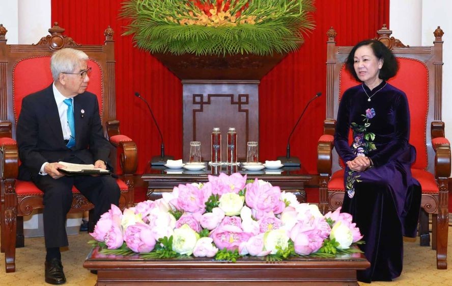 中央组织部部长张氏梅(右)接见日本参议院议长尾辻秀久。(图:越通社)