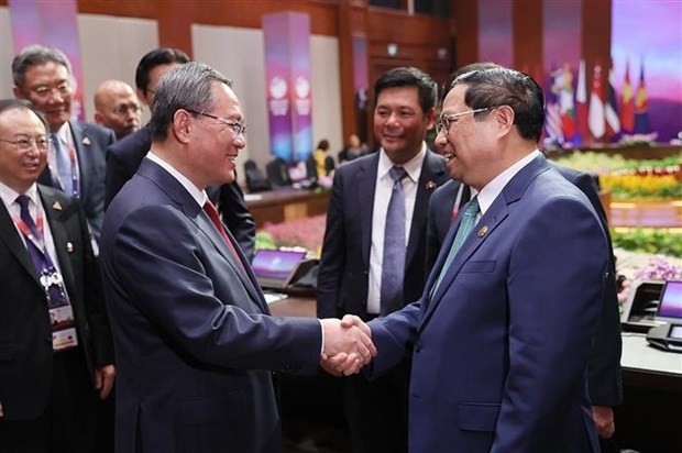 政府总理范明政(右)会见中国国务院总理李强。(图:越通社)