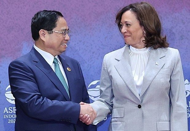 政府总理范明政(左)与美国副总统卡马拉·哈里斯握手。(图:越通社)