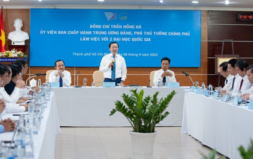 政府副总理陈红河(中)在会议上发表讲话。(图:善通)