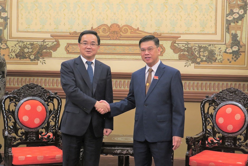 市人民议会副主席阮文勇（右）接见中国浙江省人大常委会副主任高兴夫。（图：市党部新闻网）