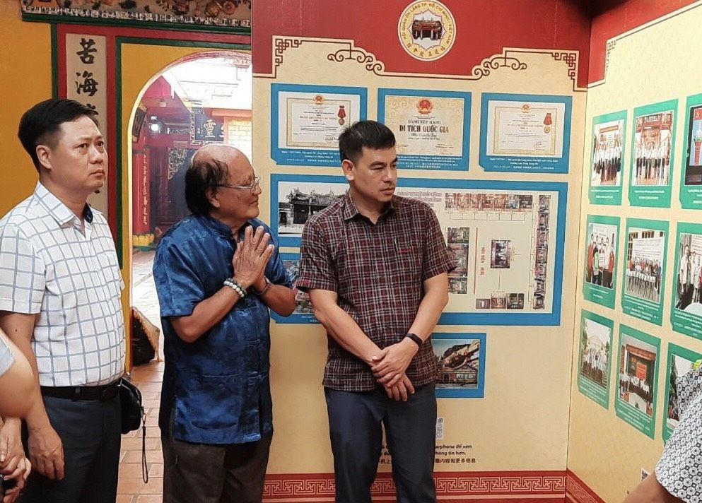 温陵会馆理事长洪世真与《宣教》杂志总编辑黎辉南参观“胡志明文化空间”。 温陵会馆理事长洪世真与《宣教》杂志总编辑黎辉南参观“胡志明文化空间”。