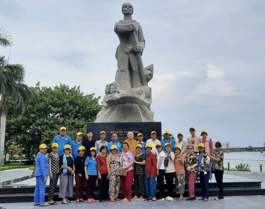 莲华寺与培德精舍慈善团在广平省合照留念。