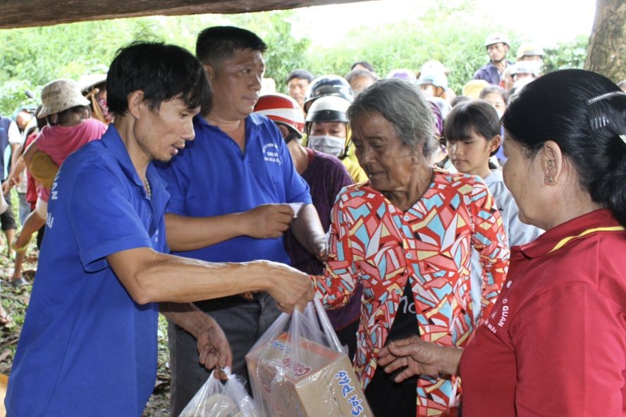 众多少数民族同胞获赠送盂兰礼物。