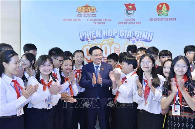 国会主席王廷惠与出席会议少儿合影。(图:越通社)