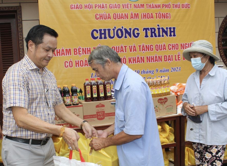 陈昶霖医师向贫困者派发盂兰节礼物。 陈昶霖医师向贫困者派发盂兰节礼物。