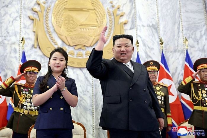 朝鲜建政(九九节)75周年,8日在首都平壤金日成广场举行阅兵式活动,金正恩携爱女出席。(图:朝中社)