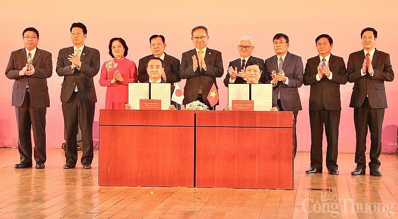 越日两国外交部领导见证平阳省人委会代表与日本山口县知事村冈津正签署合作备忘录。(图:工商报)
