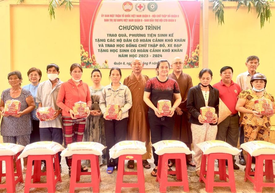 向贫困户发送大米和方便面。