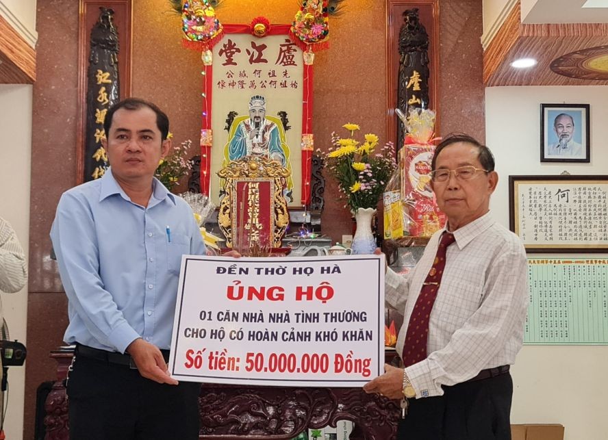 何国华理事长代表宗祠赠送5000万元给平新郡越南祖国阵线委员会。