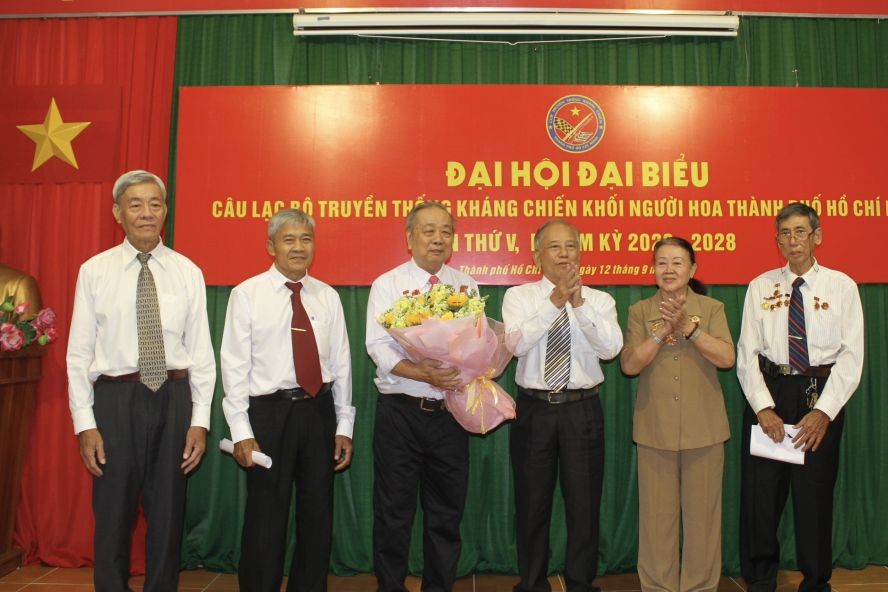 市抗战传统俱乐部主任杨关河（右三）祝贺市华人抗战传统俱乐部新届执委会。