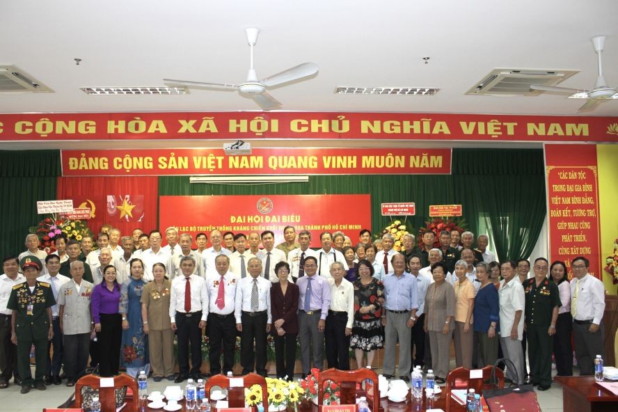 诸位市、郡领导与市华人抗战传统俱乐部会员合照留念。