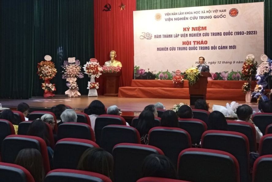中国研究院院长阮春强博士在研讨会上致开幕词。(图:越通社)