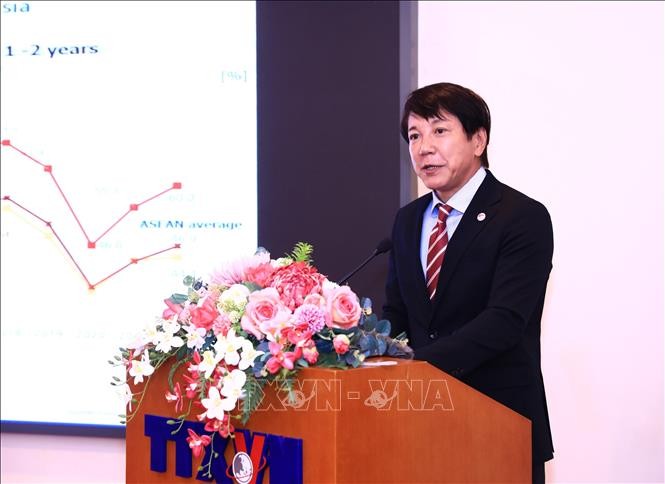日本贸易振兴机构(JETRO)驻河内首席代表中岛武雄在研讨会上发言。(图:越通社)
