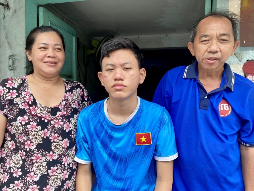 杭美丽华、杭孟孝和杭国富相依为命。