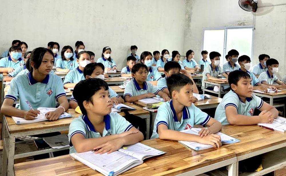 时立华文中心学生专心上课。