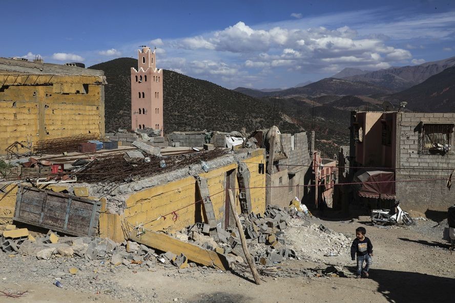 当地时间9月10日,摩洛哥马拉喀什南部Moulay Brahim,强震后,一名儿童走过受损建筑。(图:Getty Images)