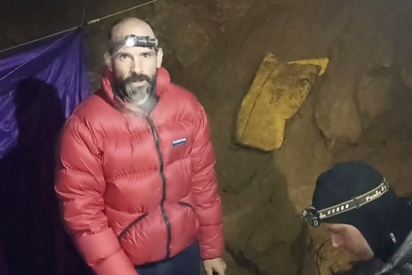 探险家被困地下洞穴千米深处终获救