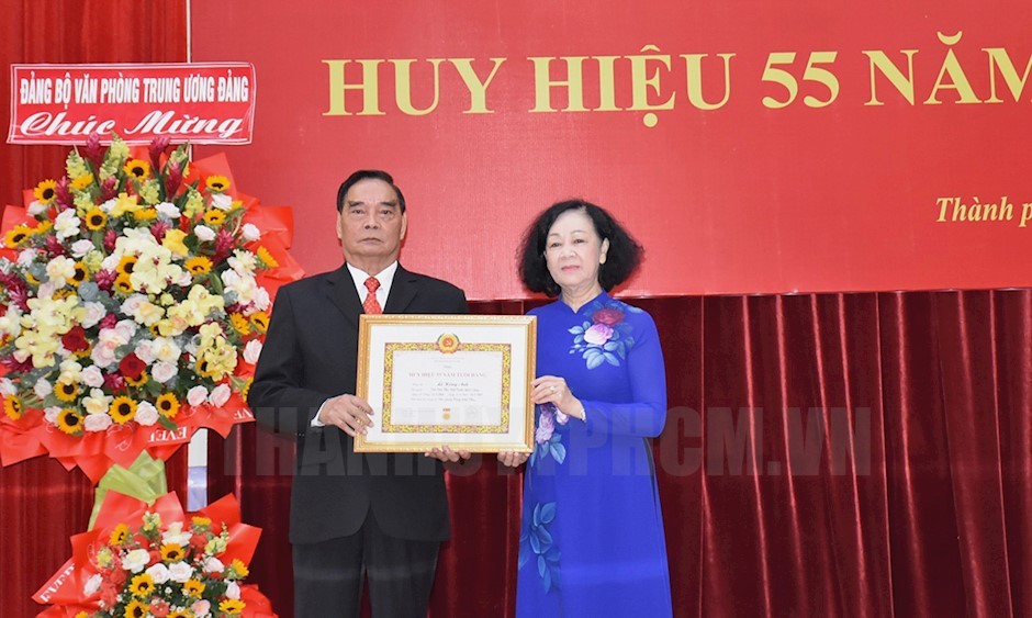党中央书记处常务书记张氏梅向黎鸿英同志颁授55年党龄纪念章。(图:市党部新闻网)
