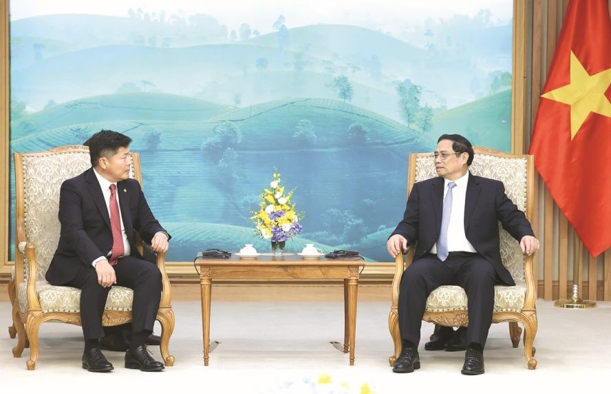 政府总理范明政(右)与蒙古司法与内务部长赫希吉‧尼亚姆巴托尔交谈。(图:越通社)