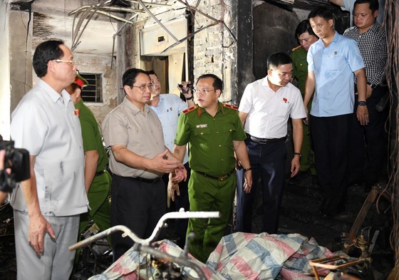 政府总理范明政视察火警现场。